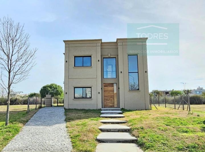 Casa · 180m² · 4 Ambientes · 3 Cocheras