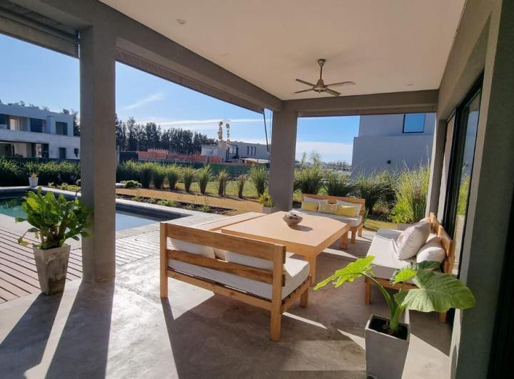Casa · 212m² · 5 Ambientes · 2 Cocheras