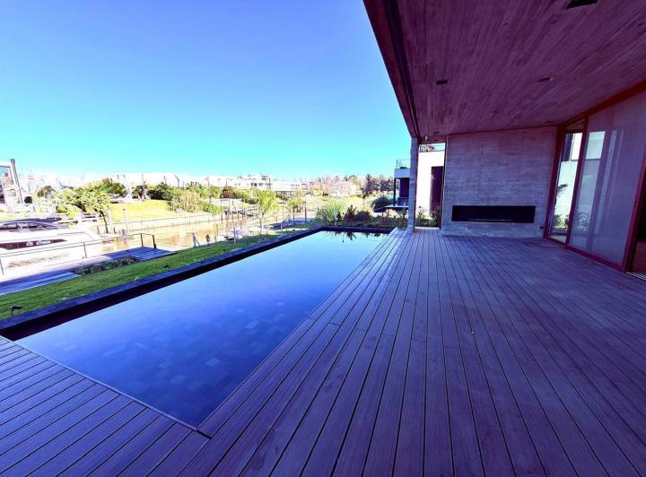 Casa · 570m² · 7 Ambientes · 2 Cocheras