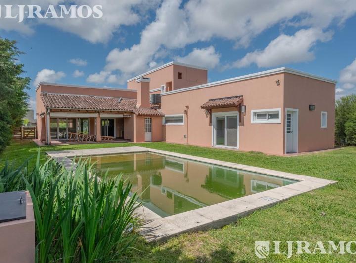 Casa · 215m² · 5 Ambientes · 2 Cocheras