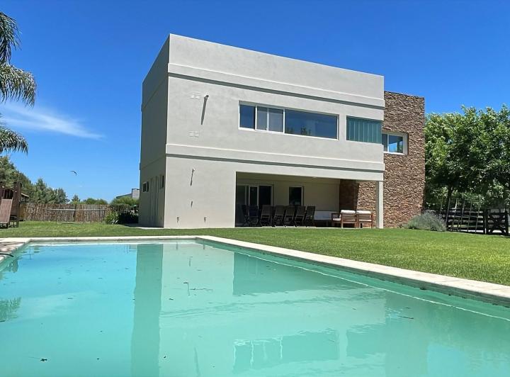 Casa · 385m² · 8 Ambientes · 5 Cocheras