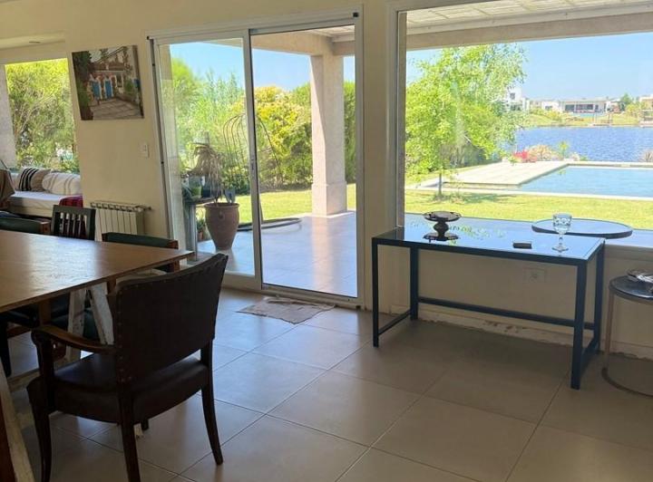 Casa · 220m² · 6 Ambientes · 2 Cocheras