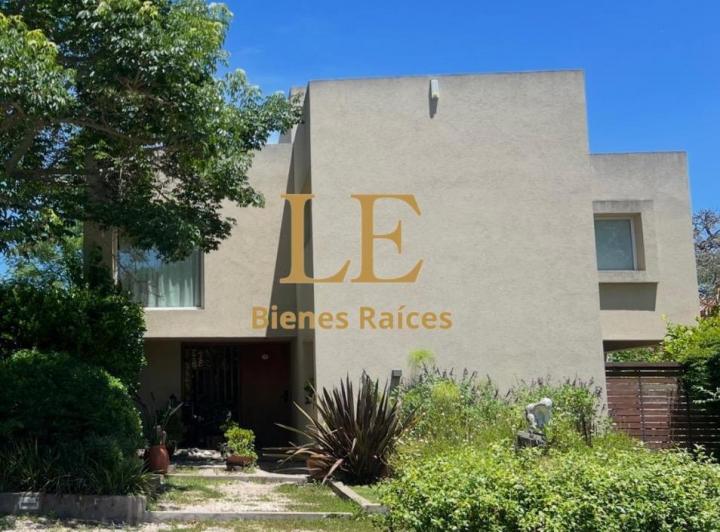 Casa · 378m² · 6 Ambientes · 5 Cocheras