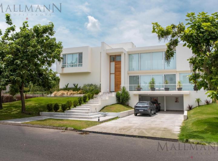 Casa · 397m² · 8 Ambientes · 2 Cocheras
