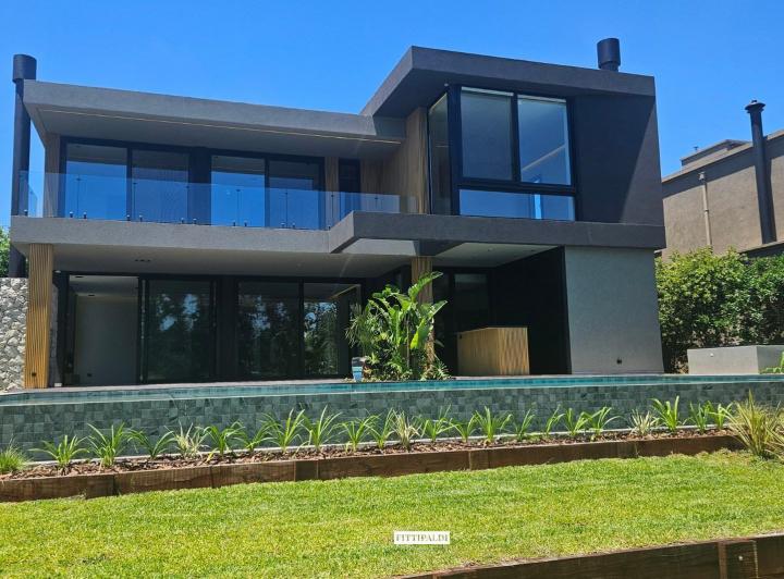 Casa · 411m² · 6 Ambientes · 2 Cocheras