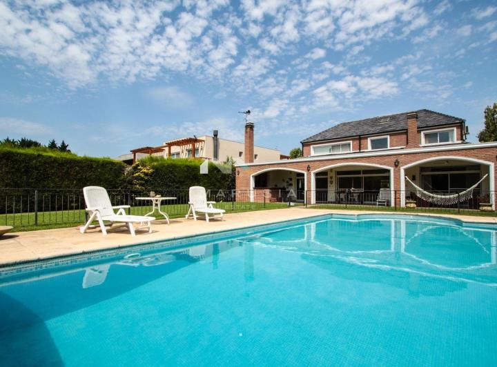 Casa · 348m² · 7 Ambientes · 2 Cocheras