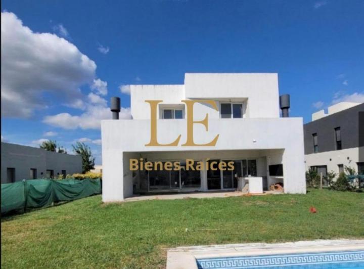 Casa · 270m² · 6 Ambientes · 3 Cocheras