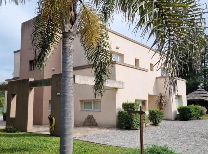 Casa · 465m² · 5 Ambientes · 4 Cocheras