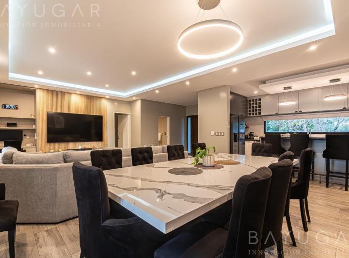 Casa · 240m² · 5 Ambientes · 4 Cocheras