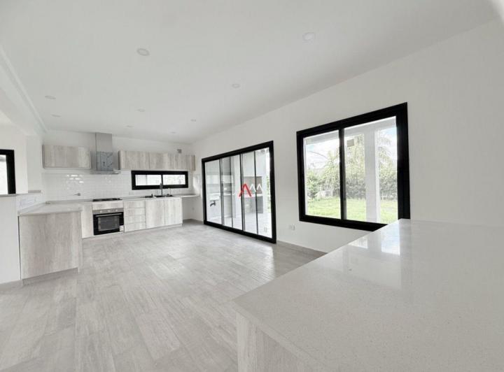 Casa · 176m² · 7 Ambientes · 4 Cocheras