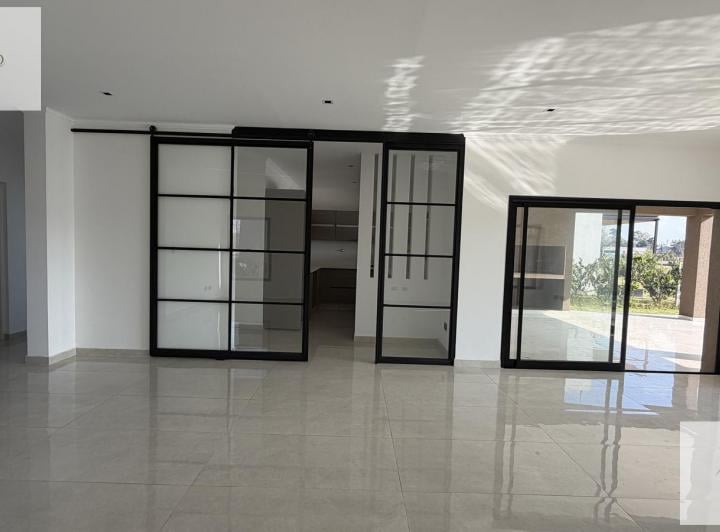 Casa · 221m² · 6 Ambientes · 4 Cocheras