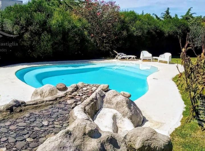 Casa · 1400m² · 5 Ambientes · 4 Cocheras