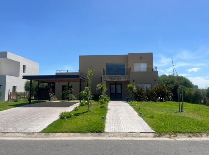 Casa · 216m² · 6 Ambientes · 2 Cocheras