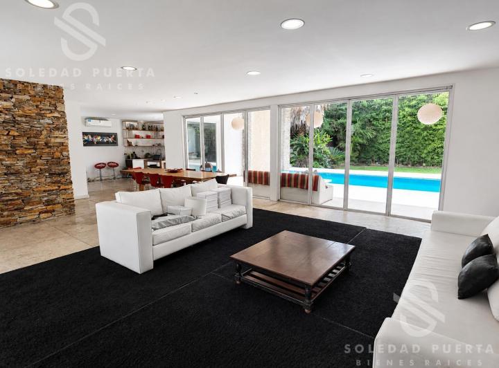 Casa · 240m² · 5 Ambientes · 3 Cocheras