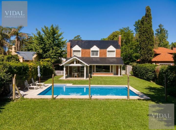 Casa · 243m² · 5 Ambientes · 4 Cocheras