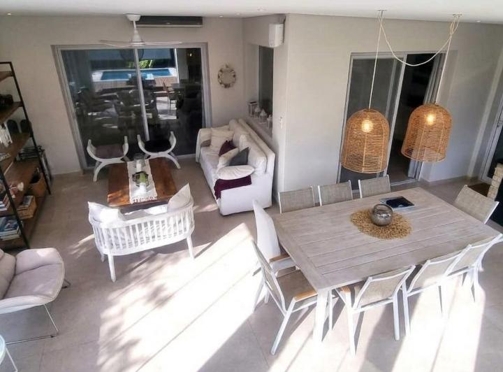Casa · 300m² · 6 Ambientes · 4 Cocheras