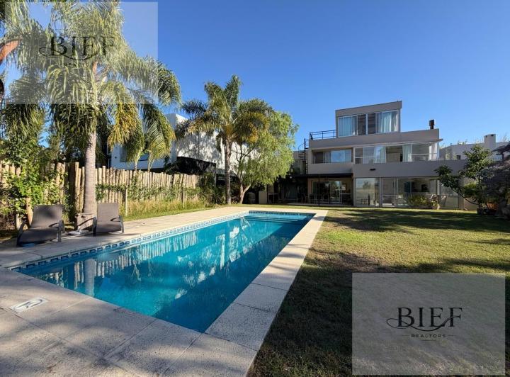 Casa · 315m² · 5 Ambientes · 7 Cocheras