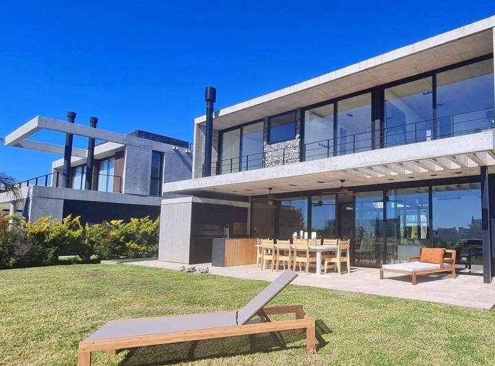 Casa · 215m² · 6 Ambientes · 6 Cocheras