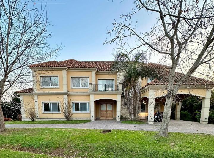 Casa · 335m² · 9 Ambientes · 2 Cocheras