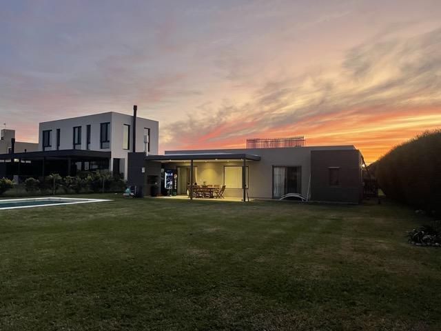 Casa · 157m² · 5 Ambientes · 2 Cocheras