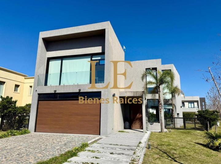 Casa · 277m² · 5 Ambientes · 5 Cocheras