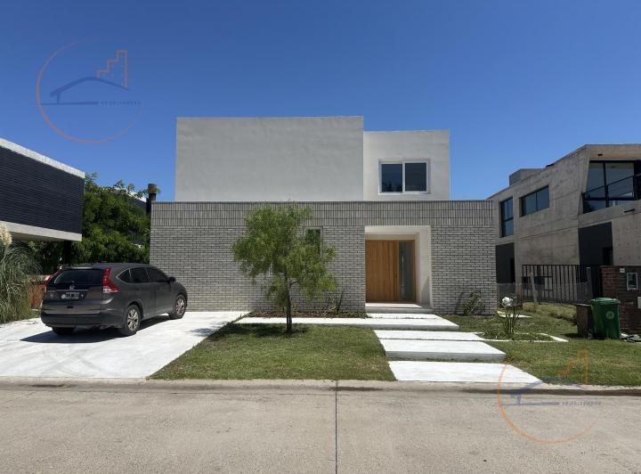 Casa · 267m² · 6 Ambientes · 4 Cocheras
