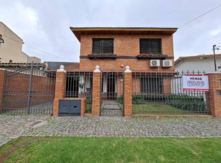 Casa · 252m² · 6 Ambientes · 2 Cocheras