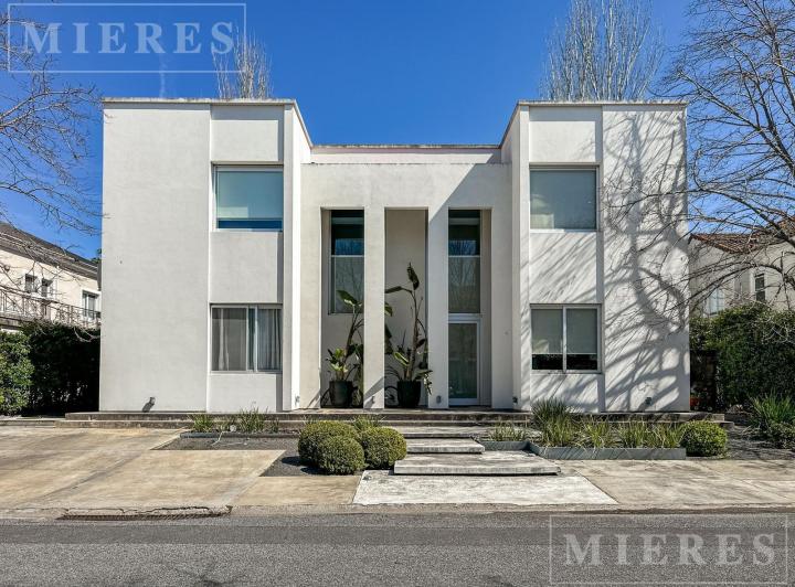Casa · 412m² · 4 Dormitorios · 3 Cocheras