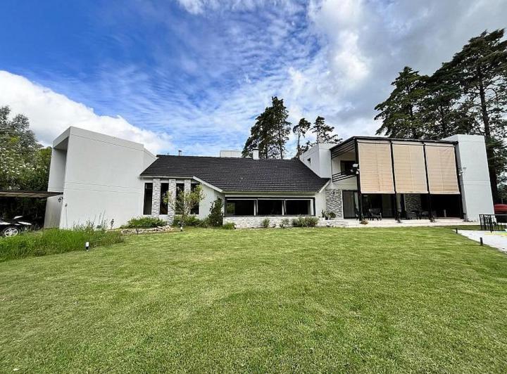 Casa · 326m² · 9 Ambientes
