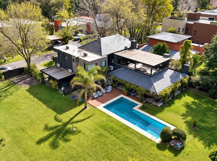 Casa · 250m² · 5 Ambientes