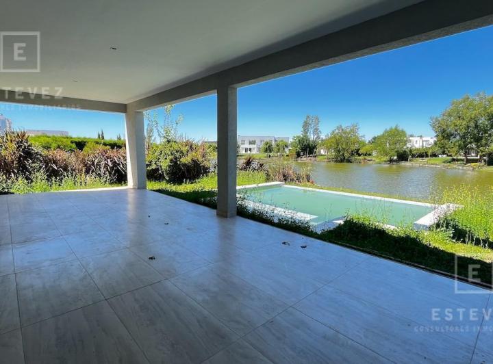 Casa · 200m² · 5 Ambientes · 2 Cocheras