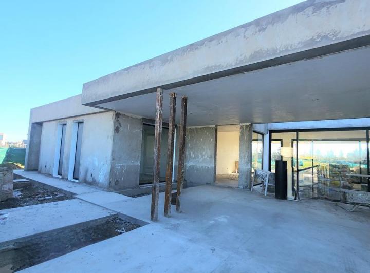 Casa · 350m² · 4 Dormitorios · 2 Cocheras