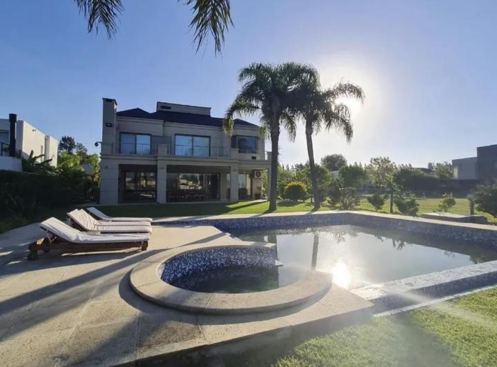 Casa · 380m² · 5 Ambientes · 1 Cochera