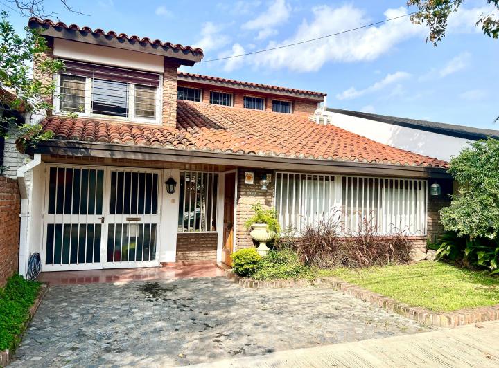 Casa · 215m² · 6 Ambientes · 1 Cochera