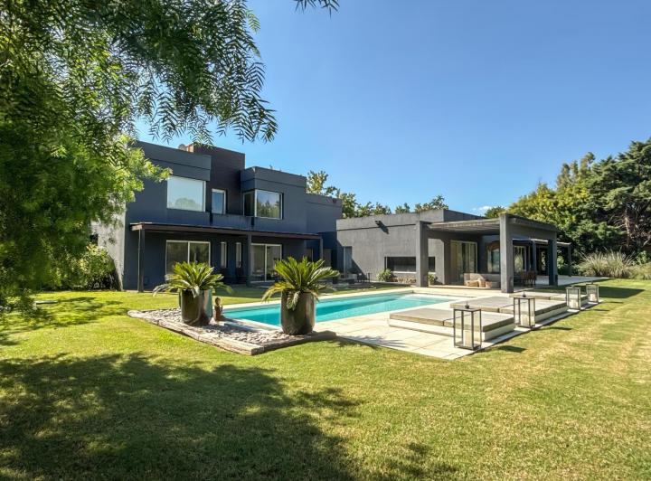Casa · 455m² · 5 Ambientes · 5 Cocheras