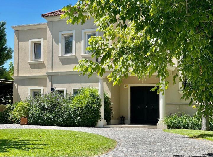 Casa · 400m² · 5 Ambientes · 1 Cochera