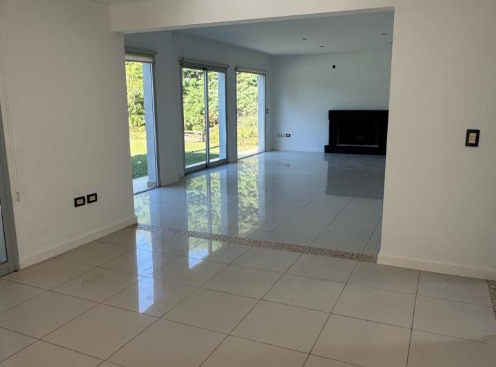 Casa · 290m² · 4 Dormitorios · 2 Cocheras