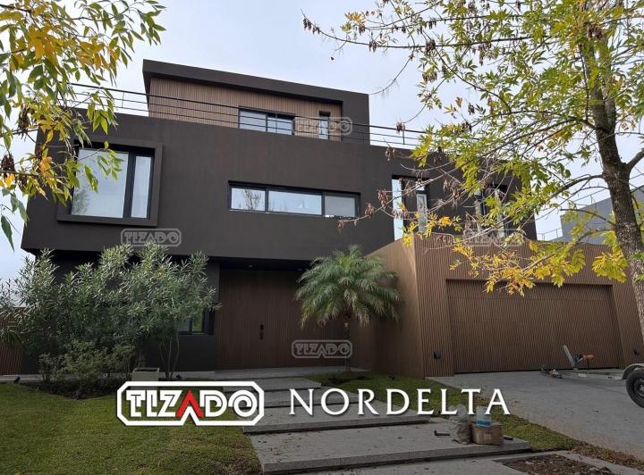 Casa · 370m² · 7 Ambientes · 2 Cocheras