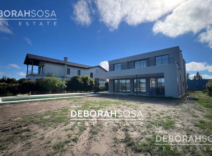 Casa · 235m² · 5 Ambientes · 4 Cocheras