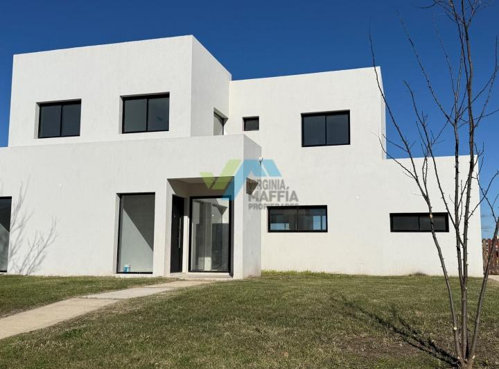 Casa · 220m² · 6 Ambientes · 2 Cocheras