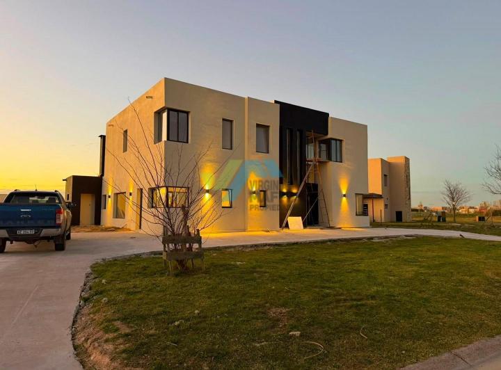 Casa · 220m² · 6 Ambientes · 2 Cocheras