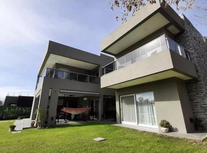 Casa · 459m² · 12 Ambientes · 2 Cocheras