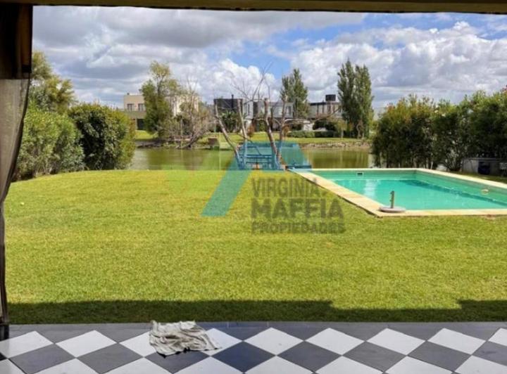 Casa · 250m² · 6 Ambientes · 2 Cocheras