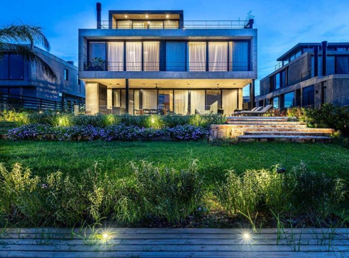 Casa · 540m² · 7 Ambientes · 2 Cocheras