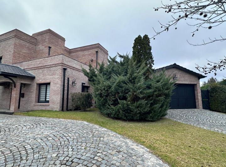 Casa · 219m² · 5 Ambientes · 2 Cocheras