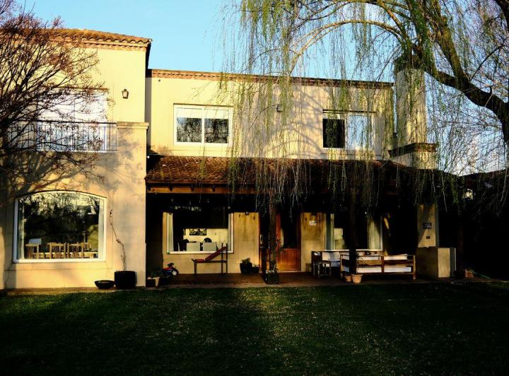 Casa · 280m² · 5 Ambientes · 2 Cocheras