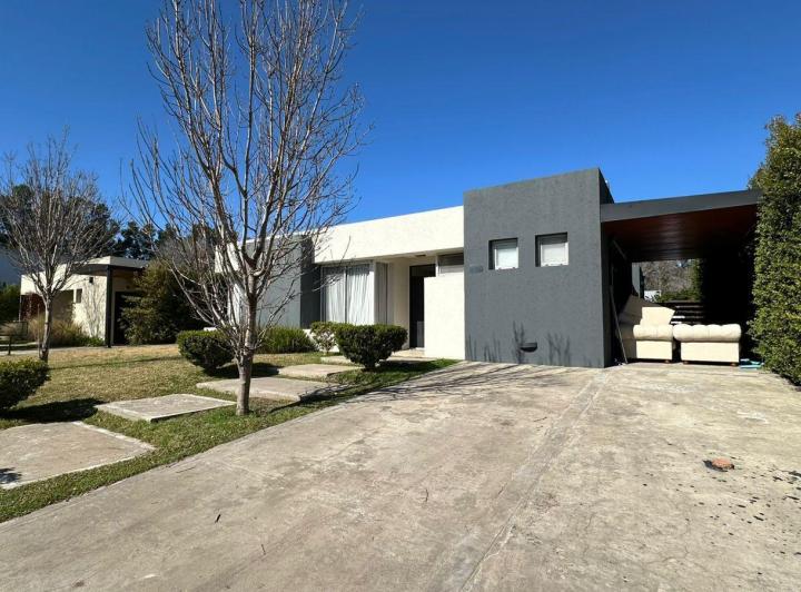 Casa · 175m² · 4 Ambientes · 1 Cochera