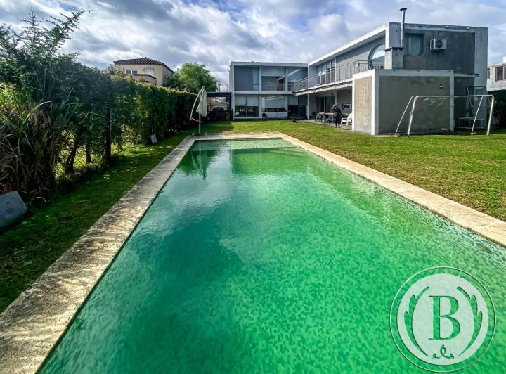 Casa · 435m² · 6 Ambientes · 2 Cocheras