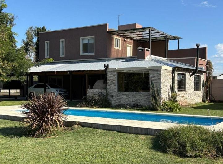 Casa · 203m² · 5 Ambientes · 4 Cocheras