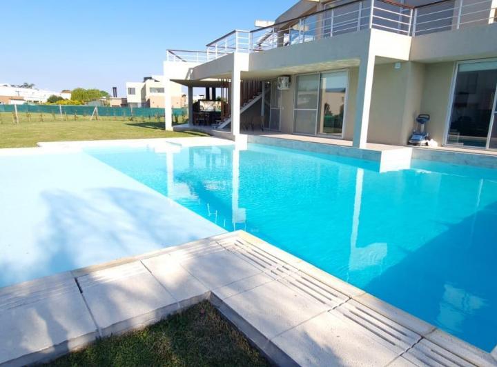 Casa · 290m² · 5 Ambientes · 1 Cochera